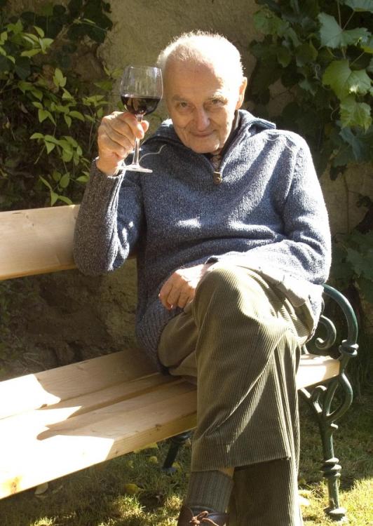 senior-with-redwine-1430765-639x900.thum
