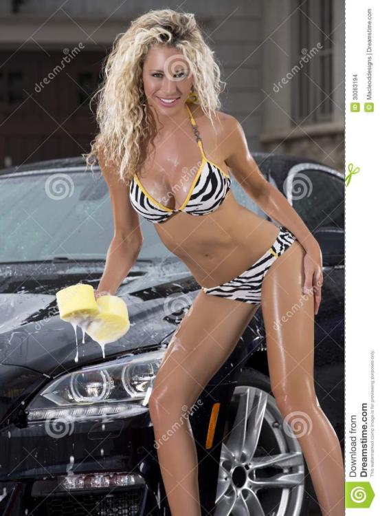 seksowna-kobieta-jest-ubranym-bikini-czyści-pięknego-czarnego-samochód-w-wiośnie-30063194.jpg