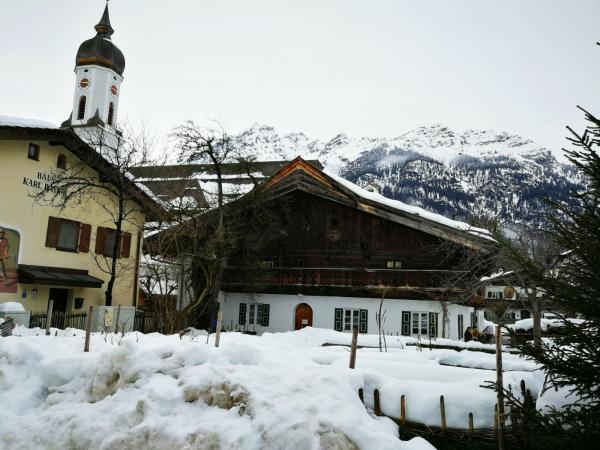 Garmisch, Bauernhof i kościół Sankt Marien.jpg