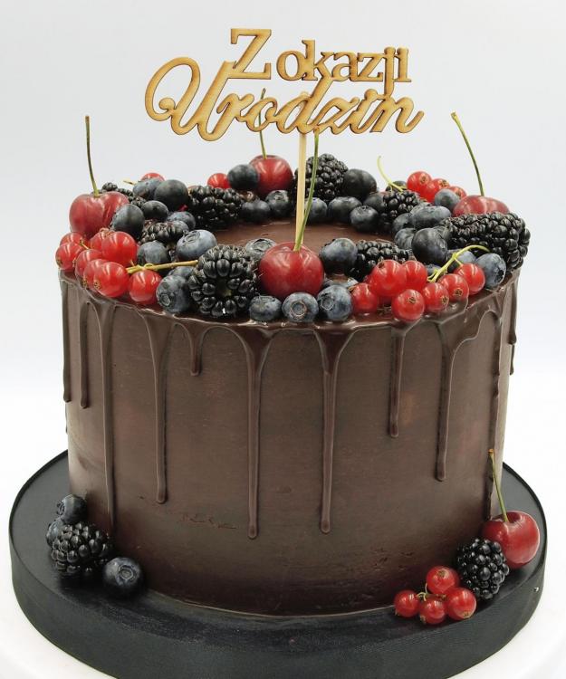 tort-czekoladowy-z-owocami-lesnymi.jpeg